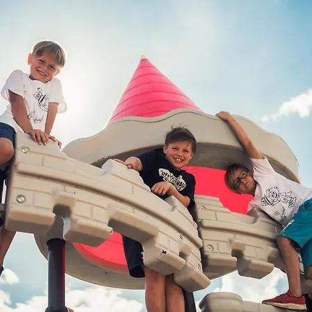 Hotel Kinderhotel Laderhof 4*
