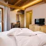 Laderhof מלון לאדיס
